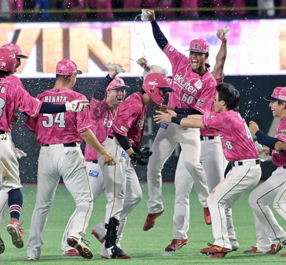 　サヨナラ打を放った黒川（中央）はナインから手荒い祝福うける（撮影・持木克友）