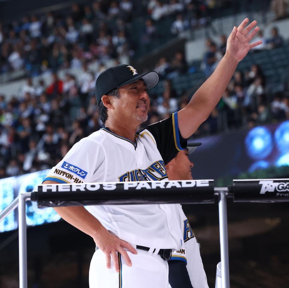 ファーストピッチセレモニーに登場した小笠原道大氏（撮影・中島達哉）