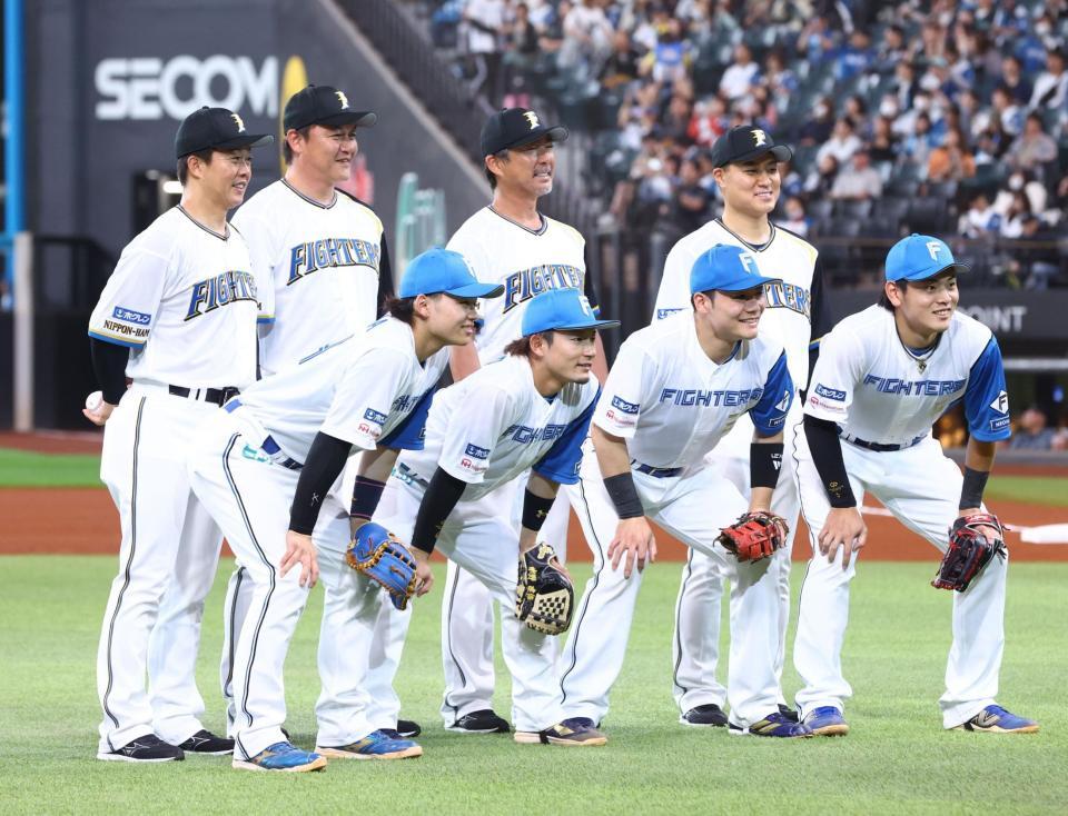 ファーストピッチセレモニーに登場し、記念撮影に応じる（前列左から）日本ハム・田宮裕涼、日本ハム・水野達稀、日本ハム・清宮幸太郎、日本ハム・野村佑希（後列左から）鶴岡慎也氏、金子誠氏、小笠原道大氏、田中賢介氏（撮影・中島達哉）