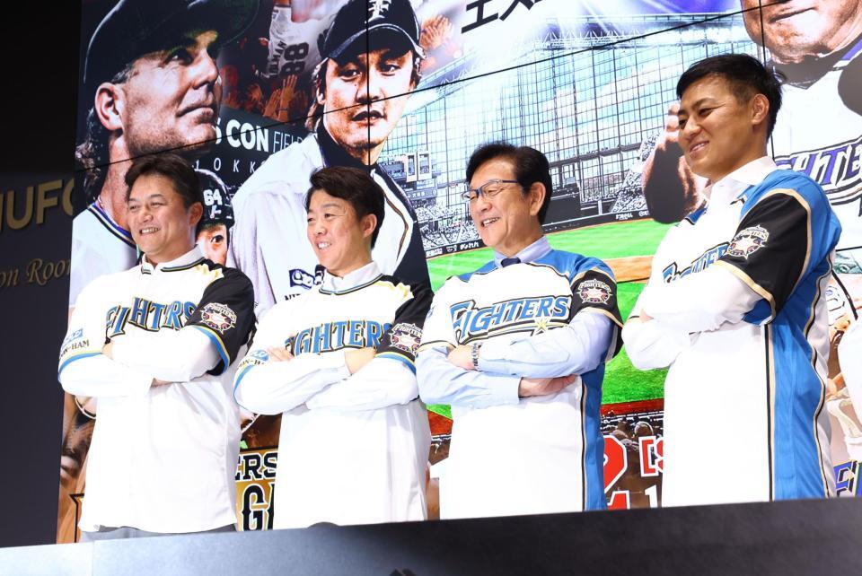 「ＦＩＧＨＴＥＲＳ　ＬＥＧＥＮＤＳ　ＧＡＭＥ」開催の記者発表会見で記念撮影に応じる（左から）金子誠氏、鶴岡慎也氏、栗山英樹ＣＢＯ、田中賢介氏（撮影・中島達哉）