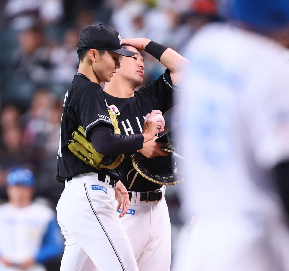 ３回、追加点を許し、肩を落とす広池（左）＝撮影・中島達哉