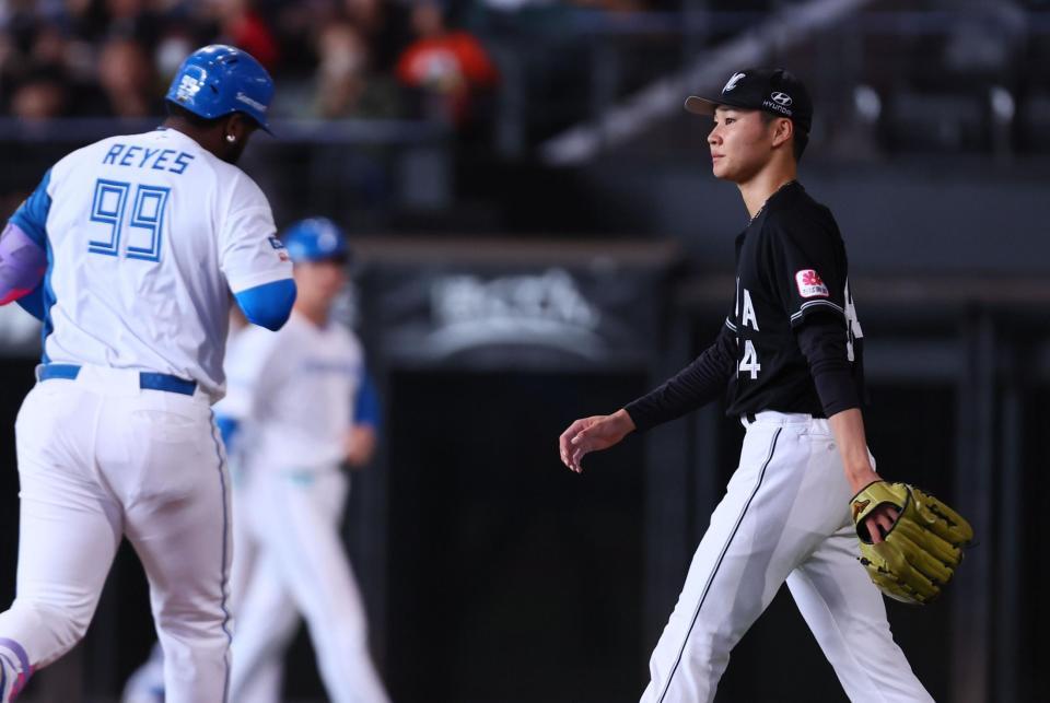 １回、レイエス（左）に先制ソロを浴びる広池（撮影・中島達哉）