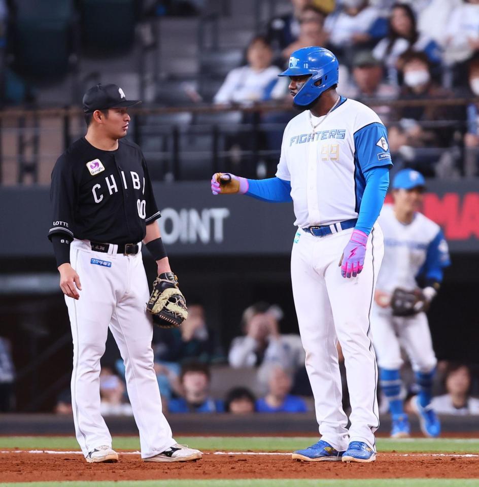 ７回、申告敬遠され、代打・水谷がコールされる前、塁上で池田（左）と言葉を交わすレイエス（撮影・中島達哉）