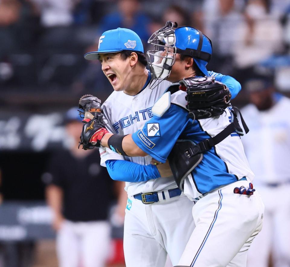 完封勝利をあげ、進藤（右）と喜び合う北山（撮影・中島達哉）