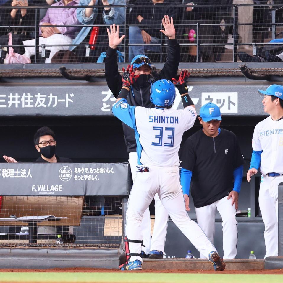 ３回、ソロを放った進藤（３３）をハイタッチで迎える新庄監督（中央上）＝撮影・中島達哉