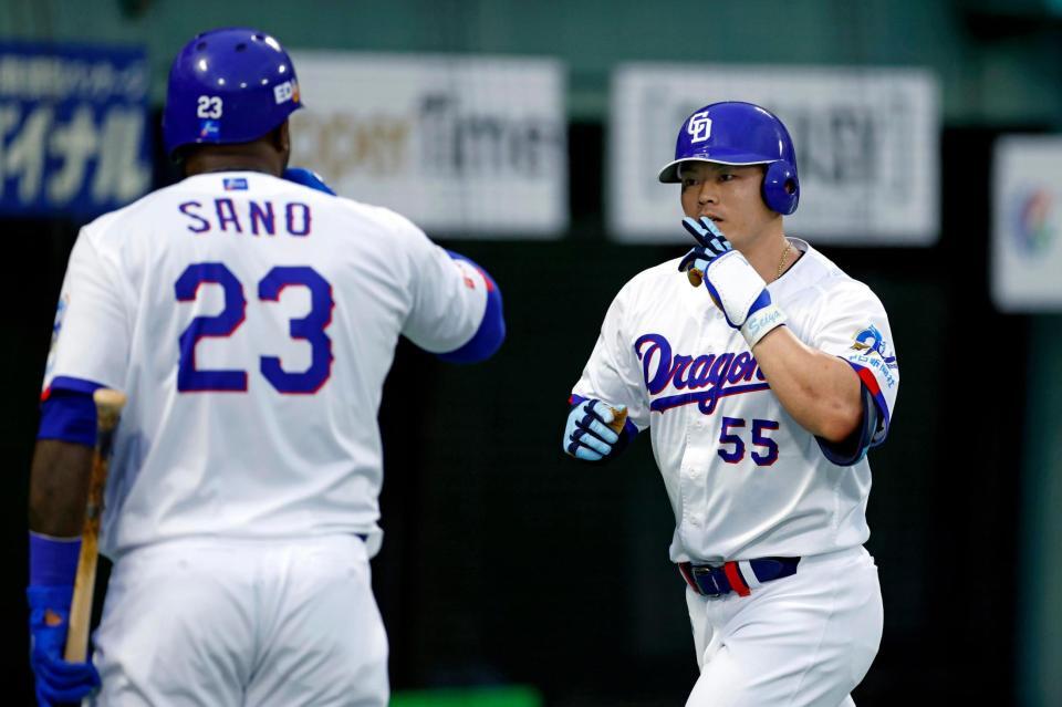 ３回、先制本塁打を放ち、サノー（左）とポーズをとる細川