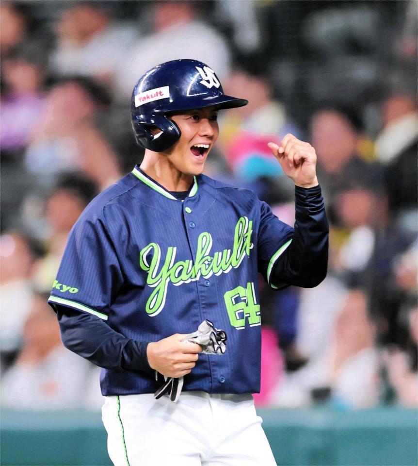 ８回、岩田は生還しナインの出迎えにガッツポーズを見せる（撮影・山口登）