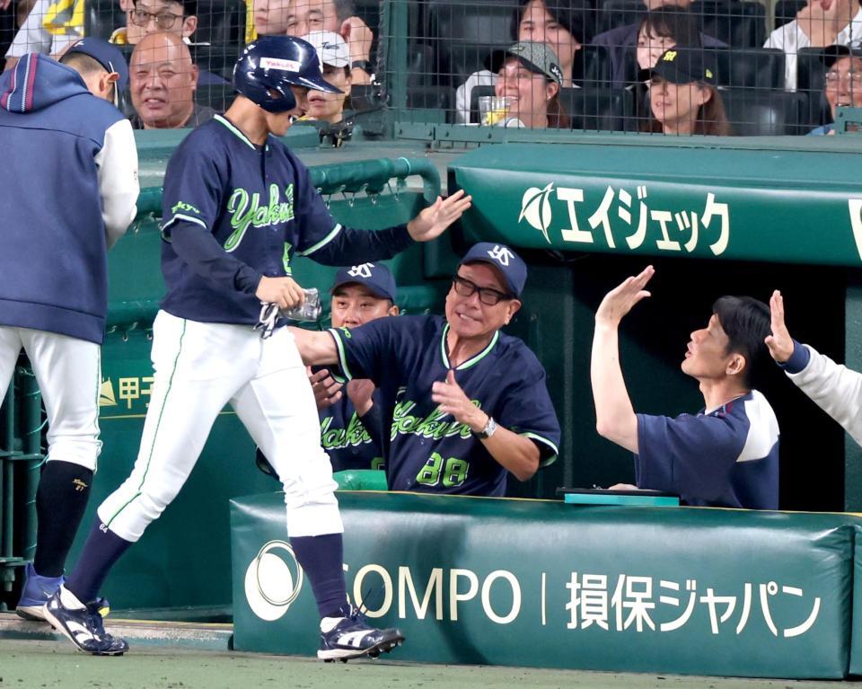 ８回、赤羽の２点適時打で生還した岩田（左）を迎える池山監督（中央）＝撮影・立川洋一郎