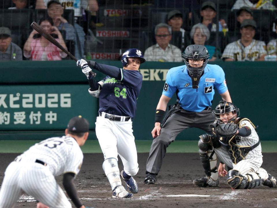 ８回、逆転の２点適時二塁打を放つ岩田（撮影・立川洋一郎）