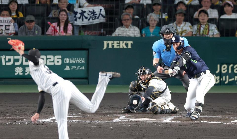 ６回、空振り三振に倒れる松下（撮影・立川洋一郎）