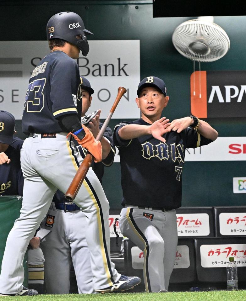 ５回、宗の右前適時打で生還した三走杉沢を迎える岸田監督