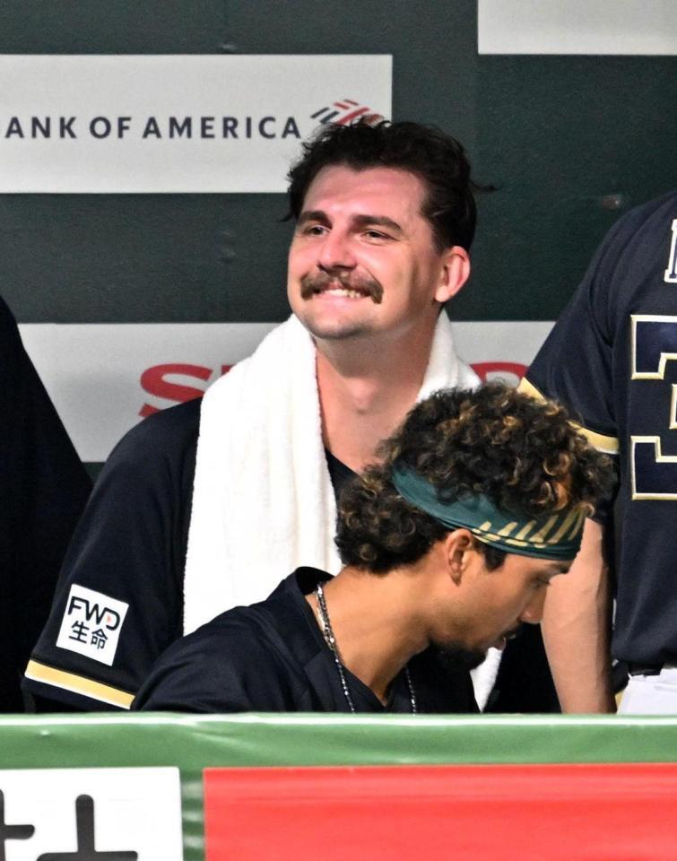 ６回を投げ終え、ベンチで笑顔を見せるジェリー