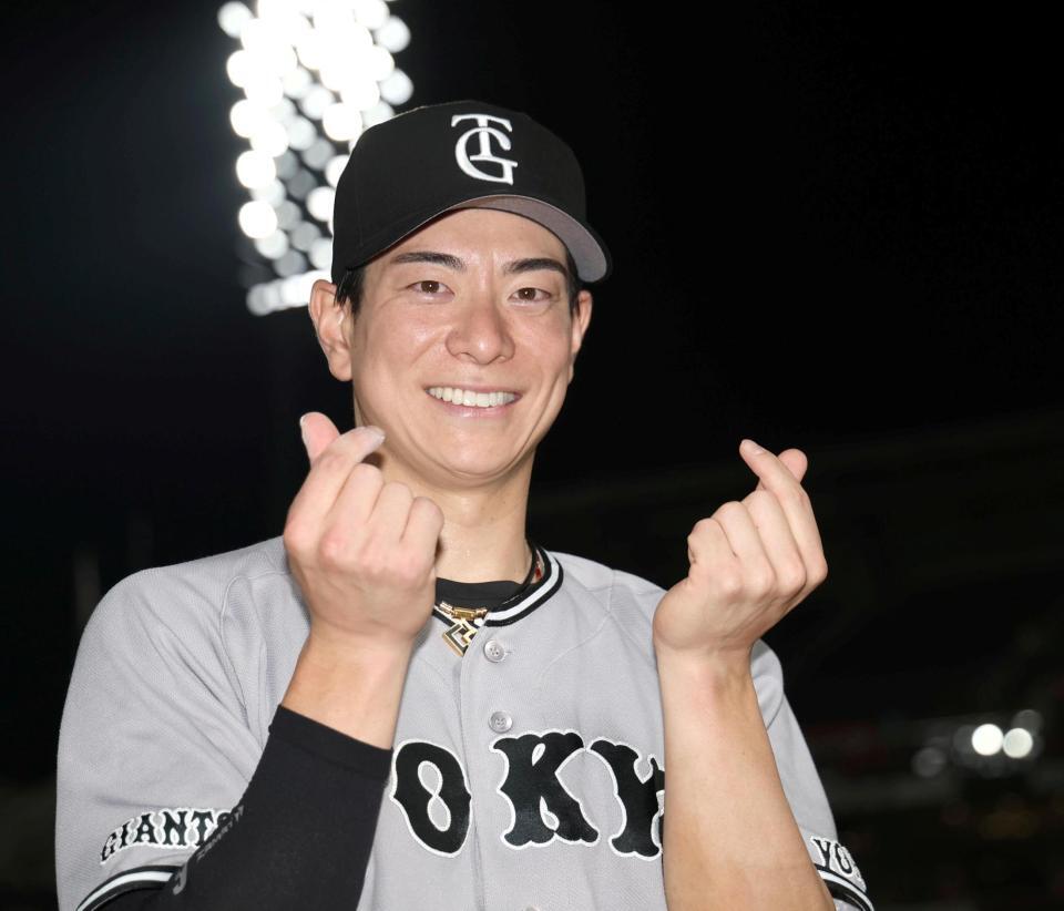 お立ち台でポーズをとる松本（撮影・北村雅宏）