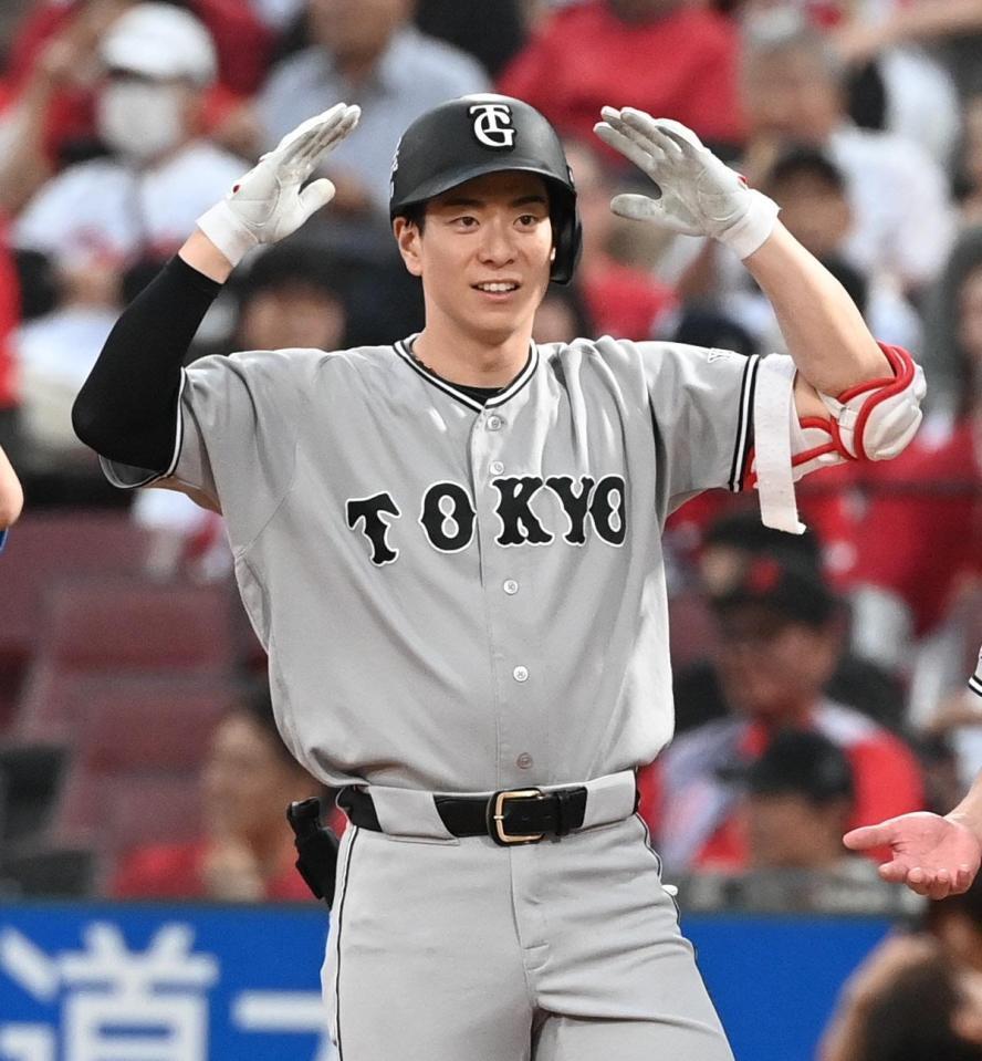 ３回、松本が左前適時打を放ち、ポーズをとる