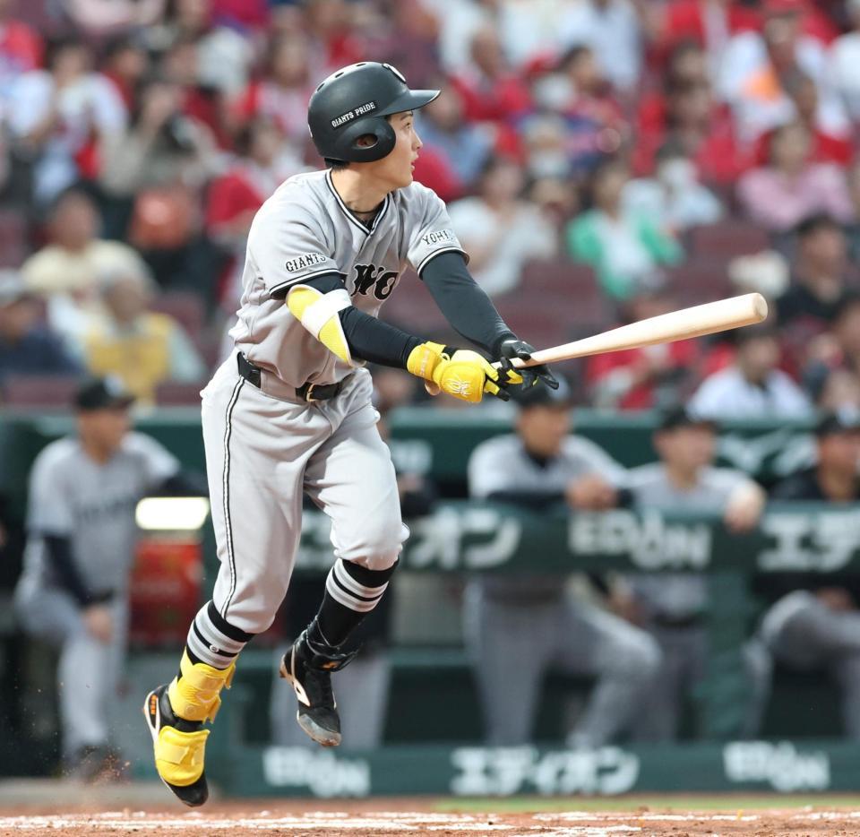３回、先制となる犠飛を放つ浦田（撮影・北村雅宏）