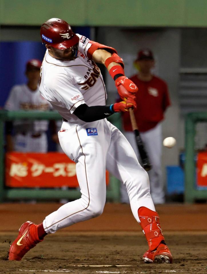５回、マッカスカーが左越えに本塁打を放つ