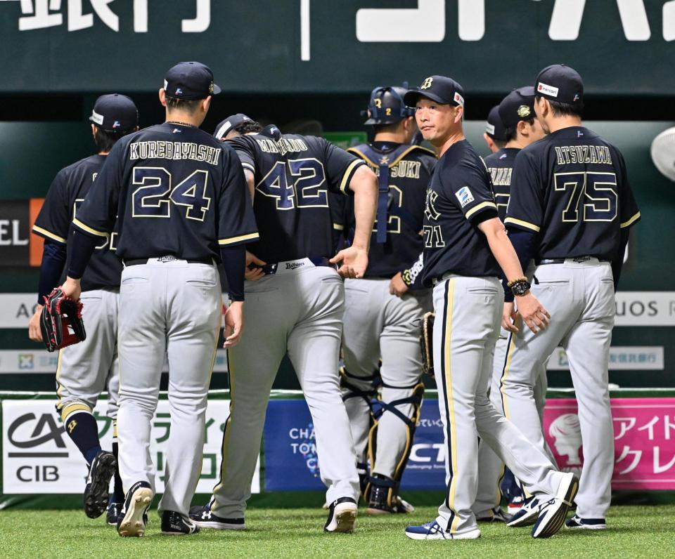 ソフトバンクに勝利し、引き揚げる岸田監督（右から２人目）らオリックスナイン