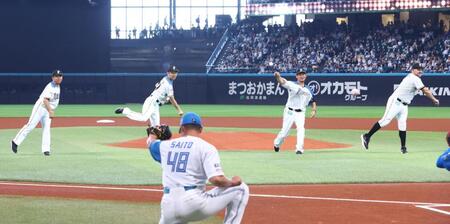 ファーストピッチセレモニーで投球する（左から）谷元圭介氏、増井浩俊氏、中田翔氏、レアード氏（撮影・中島達哉）