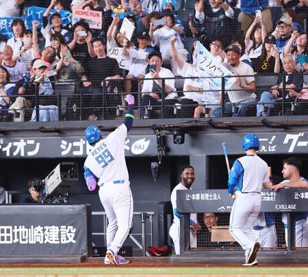 ７回、ソロを放ち、スタンドに向かってガッツポーズをするレイエス（撮影・中島達哉）