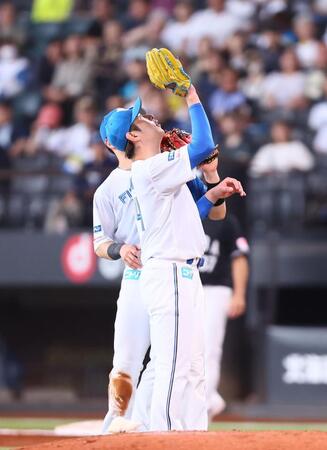 ７回、打球を捕球する加藤貴（撮影・中島達哉）