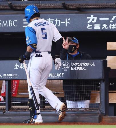 ５回、２打席連発のソロを放った野村（５）を「２」のピースサインで迎える新庄監督（撮影・中島達哉）