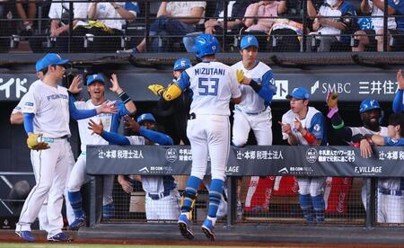 ４回、２ランを放った水谷（５３）を迎えるナイン（撮影・中島達哉）