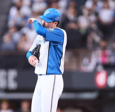 ８回、山口に適時二塁打を許し、降板をつげられる柳川（撮影・中島達哉）
