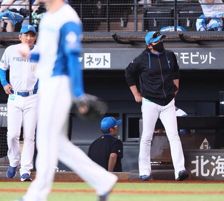８回、柳川（左から２人目）がロッテ・山口に適時二塁打を許し、交代を告げる新庄監督（撮影・中島達哉）