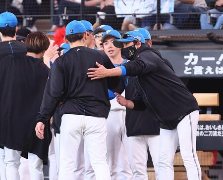 加藤（中央）らナインを迎える新庄監督（右）＝撮影・中島達哉