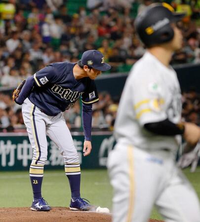 ２回、近藤（手前）に同点の押し出し四球を与えた田嶋