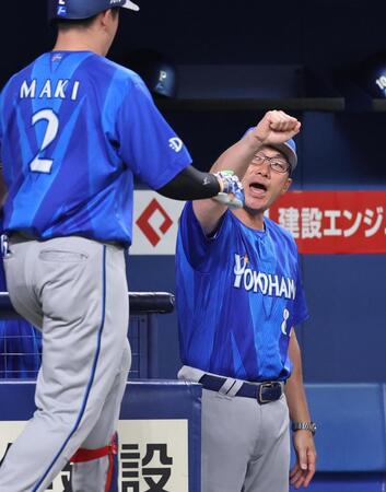 ３回、左越えソロを放った牧（左）を出迎える相川監督