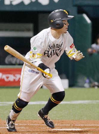 　２回ソフトバンク２死満塁、牧原大が中前に２点打を放つ＝みずほペイペイドーム