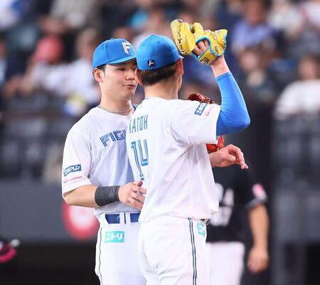 ７回、打球を捕球した加藤貴（右）と見つめ合う清宮幸（撮影・中島達哉）