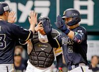 　３回、先制ソロを放ち生還する若月（右）