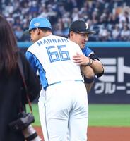 ファーストピッチセレモニーに登場し、万波（左）と抱き合う中田翔氏（撮影・中島達哉）