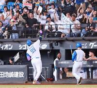 ７回、ソロを放ち、スタンドに向かってガッツポーズをするレイエス（撮影・中島達哉）