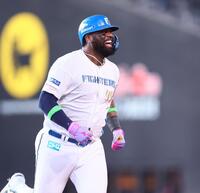 ７回、ソロを放ち、笑顔でダイヤモンドを回るレイエス（撮影・中島達哉）