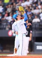 ７回、打球を捕球する加藤貴（撮影・中島達哉）