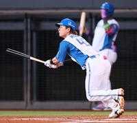 ３回、三塁打を放つ水野（撮影・中島達哉）