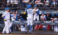 ４回、２ランを放った水谷（５３）を迎えるナイン（撮影・中島達哉）