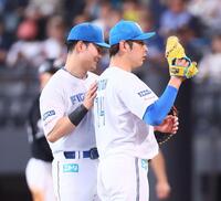 ７回、打球を捕球した加藤貴（右）と見つめ合い、苦笑いをみせる清宮幸（撮影・中島達哉）