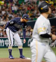 ２回、近藤（手前）に同点の押し出し四球を与えた田嶋