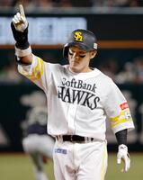 ２回、２点打を放ち、アピールする牧原大