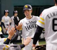 ４回、本塁打を放ちナインとタッチする近藤