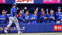 ３回、本塁打を放った牧（２）を迎えるＤｅＮＡナイン