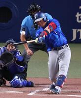 ３回、牧が左越えソロを放つ。捕手石伊