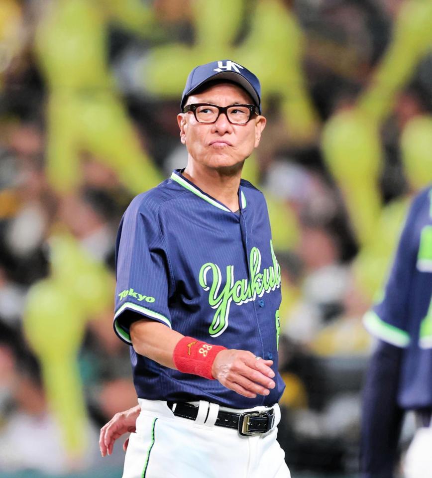 ７回、選手交代を告げベンチに戻る池山監督（撮影・山口登）