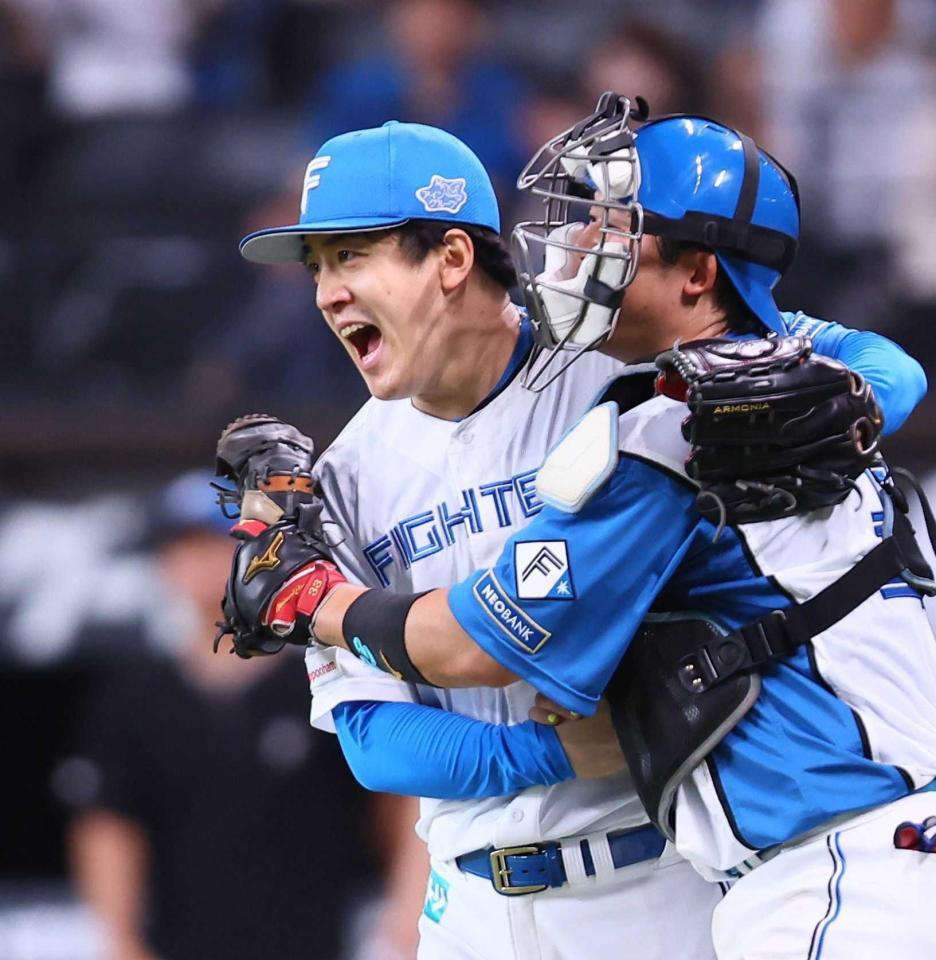 　完封勝利を挙げ、進藤（右）と喜び合う北山（撮影・中島達哉）