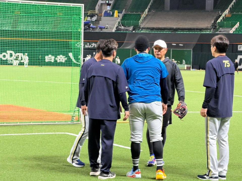 ソフトバンク・小久保監督（奥）に謝罪するオリックス・マチャド（手前）
