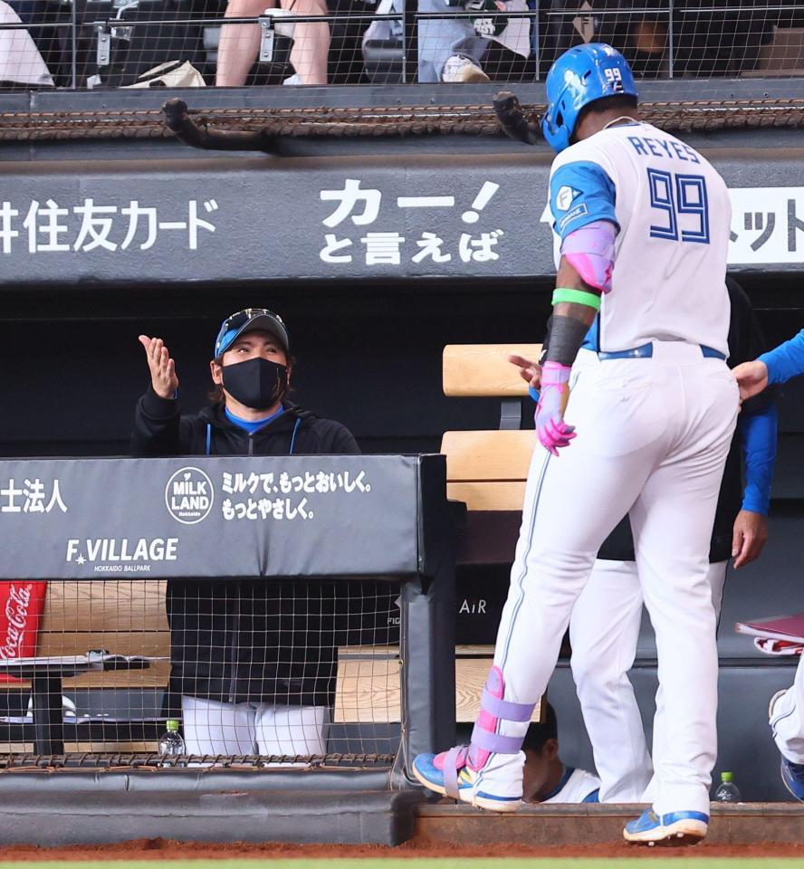 ７回、ソロを放ったレイエス（９９）を迎える新庄監督（撮影・中島達哉）